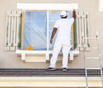 ouvrier travaillant sur l'installation de fenêtre